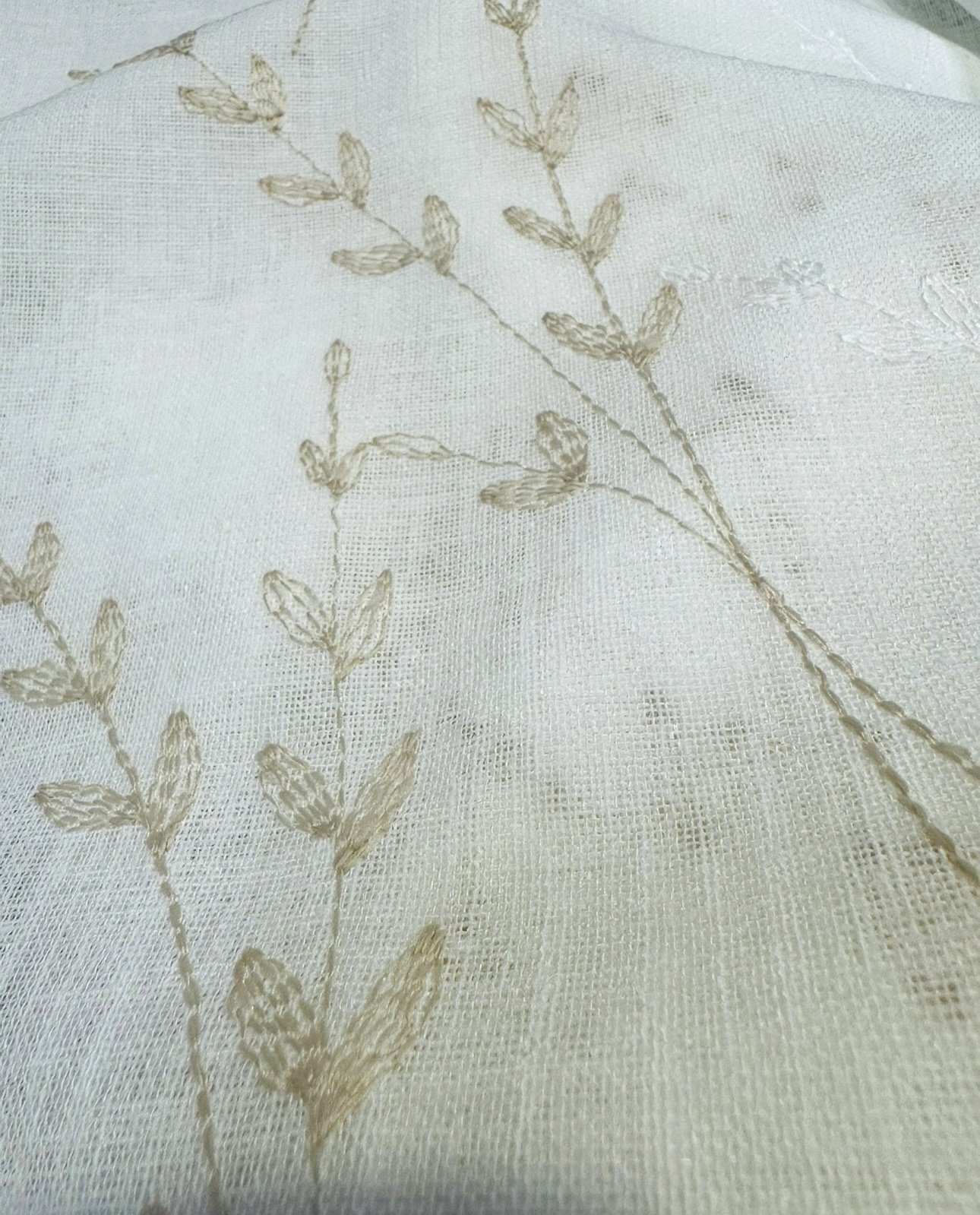 Visillo Melody Blanco y Flores Tostadas - Imagen 3